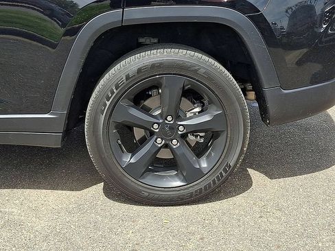 Used 2025 Jeep Grand Cherokee Altitude RWD image 23