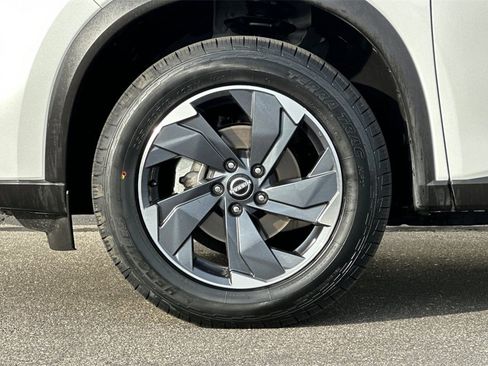 Used 2025 Nissan Rogue SV image 28