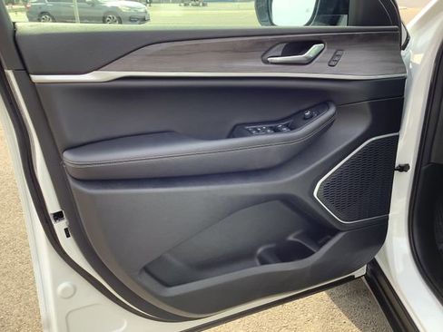 New 2026 Jeep Grand Cherokee Limited w/ Limited Altitude Package image 9