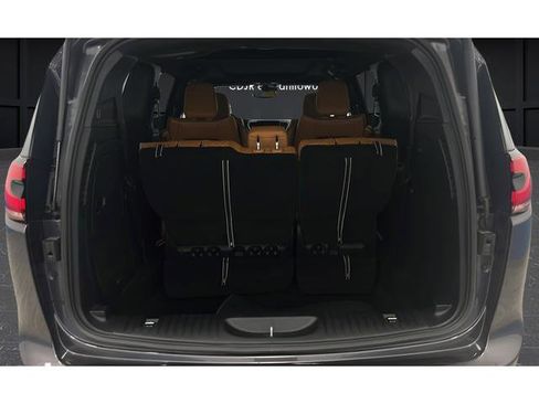 Used 2023 Chrysler Pacifica Pinnacle FWD image 27
