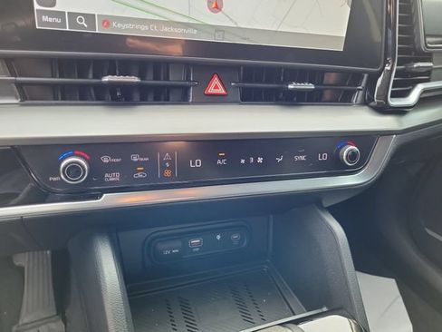 Used 2025 Kia Sportage EX FWD image 30