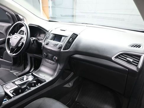 Used 2019 Ford Edge SE image 27