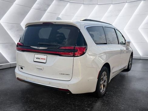 Used 2022 Chrysler Pacifica Limited FWD image 2