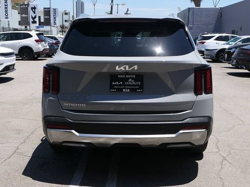 Used 2025 Kia Sorento S FWD image 4
