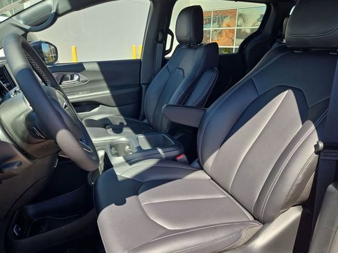 New 2026 Chrysler Pacifica Select image 15