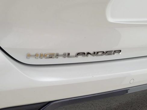Used 2023 Toyota Highlander Limited FWD image 9