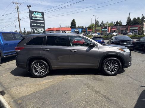 Used 2017 Toyota Highlander XLE AWD/4WD image 10
