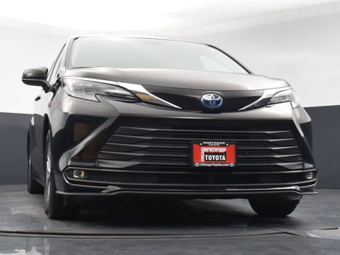 Used 2025 Toyota Sienna XLE w/ XLE Plus Package AWD/4WD image 33