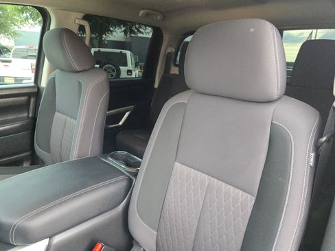 Used 2024 Nissan Titan SV w/ SV Convenience Package RWD image 9