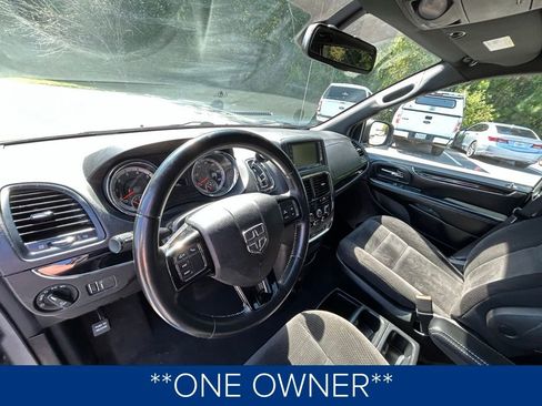 Used 2019 Dodge Grand Caravan SE image 2