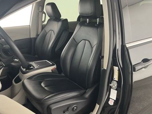 Used 2024 Chrysler Pacifica Touring-L image 33