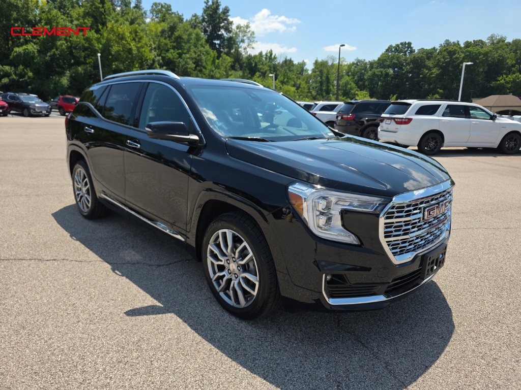 Used 2023 GMC Terrain Denali w/ Denali Premium Package AWD/4WD image 3