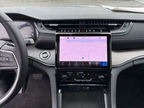 New 2025 Jeep Grand Cherokee Limited w/ Luxury Tech Group II image 17