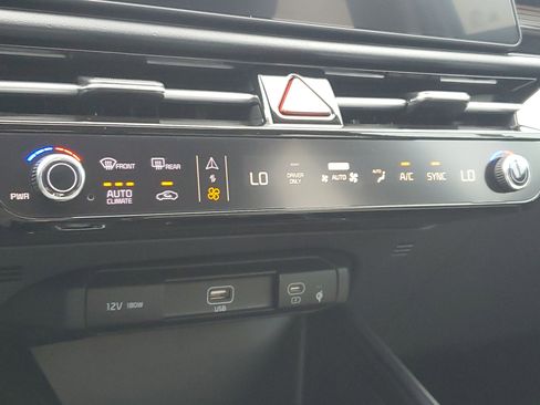 New 2025 Kia Niro SX Touring image 32