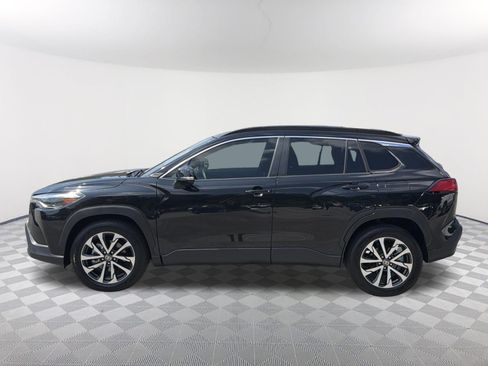 Used 2022 Toyota Corolla Cross XLE w/ Convenience Package FWD image 2