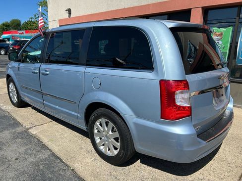 Used 2016 Chrysler Town & Country Touring FWD image 3