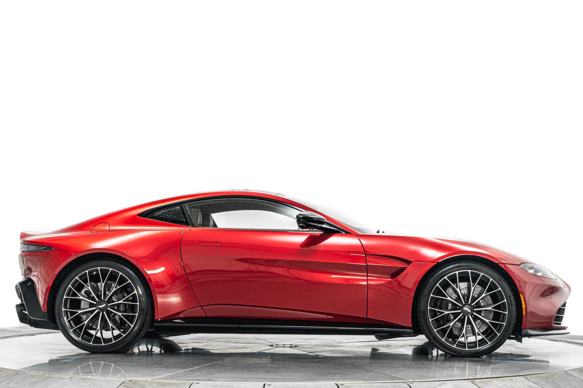 Used 2023 Aston Martin V8 Vantage Coupe RWD image 42