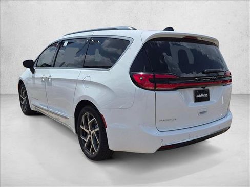 New 2027 Chrysler Pacifica Pinnacle w/ Theater Group FWD image 7