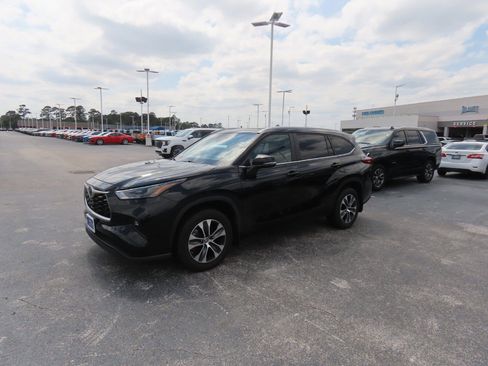 Used 2023 Toyota Highlander XLE FWD image 2