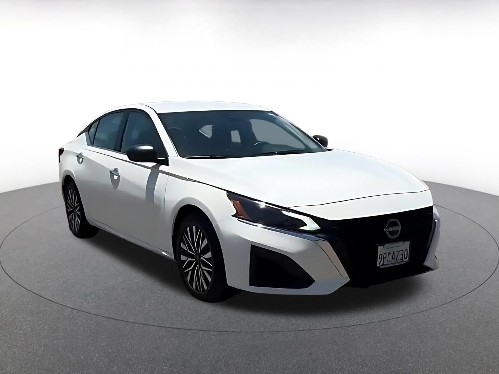Used 2025 Nissan Altima 2.5 SV FWD image 3