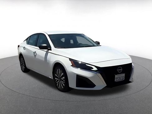 Used 2025 Nissan Altima 2.5 SV FWD image 3