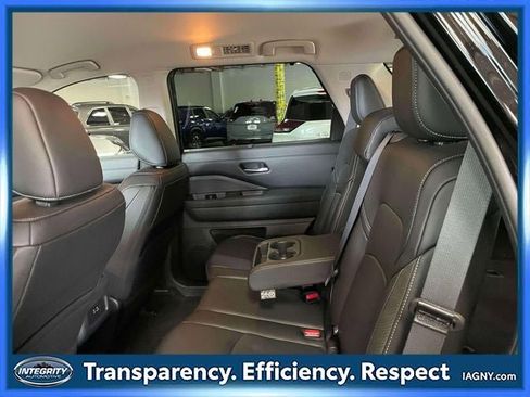 Used 2025 Nissan Pathfinder SL AWD/4WD image 12