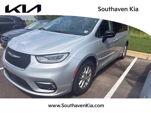 Used 2024 Chrysler Pacifica Touring-L FWD image 1