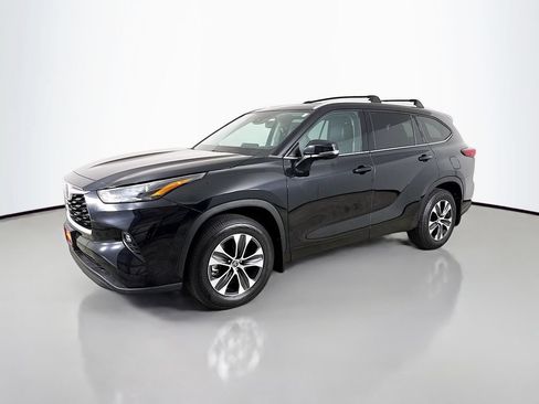 Used 2022 Toyota Highlander XLE AWD/4WD image 3