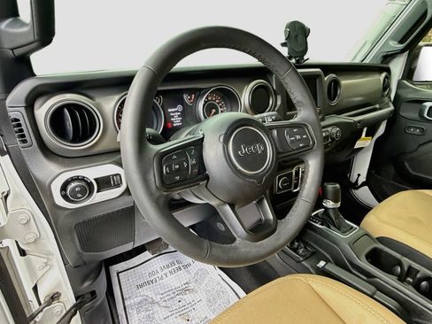 Used 2023 Jeep Gladiator Sport AWD/4WD image 12