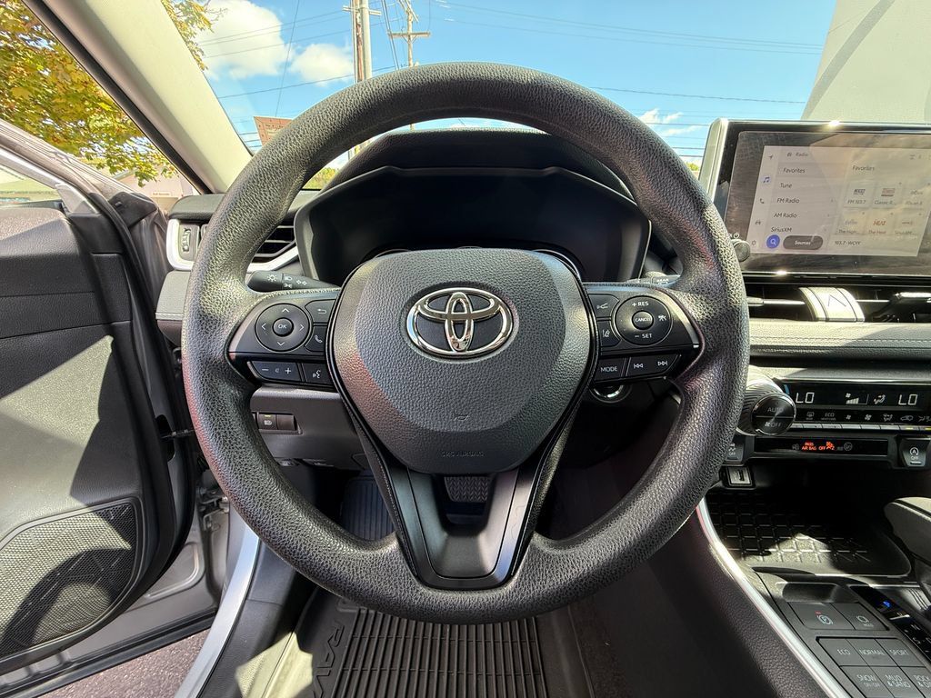 Used 2024 Toyota RAV4 XLE AWD/4WD image 7