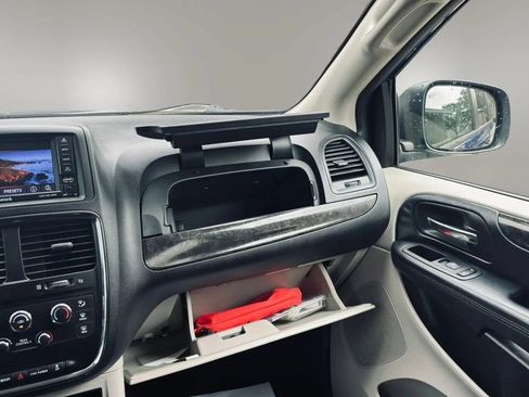Used 2019 Dodge Grand Caravan SE w/ UConnect Hands-Free Group FWD image 18