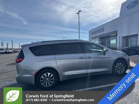Used 2020 Chrysler Pacifica Touring-L Plus image 10