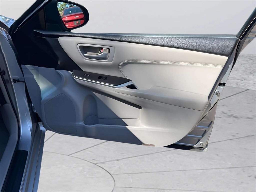 Used 2015 Toyota Camry XLE w/ Moonroof Package FWD image 19