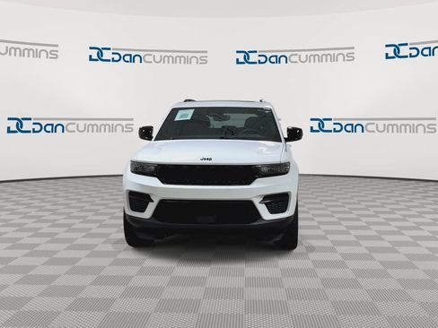 Used 2023 Jeep Grand Cherokee Altitude AWD/4WD image 3