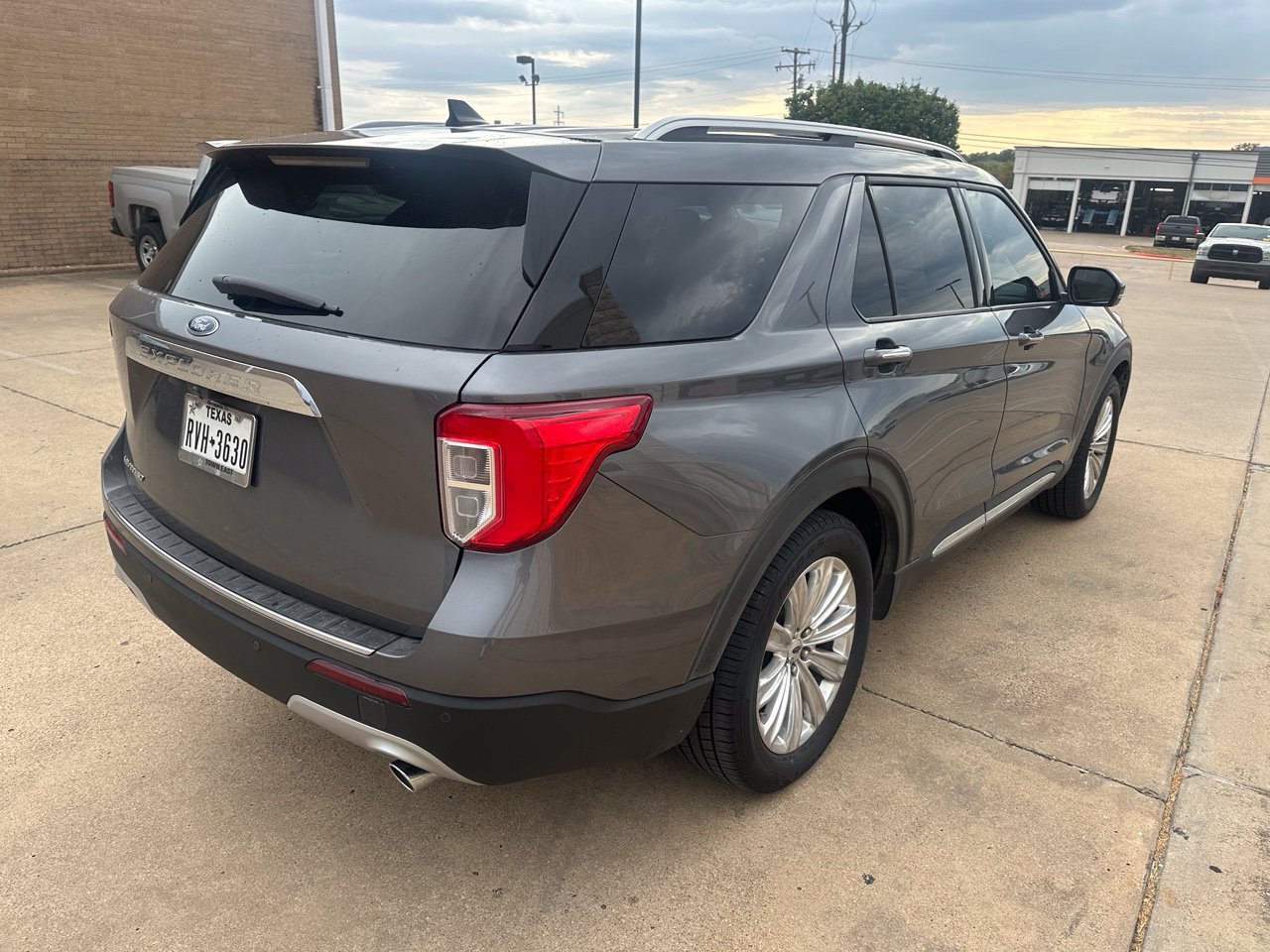 Used 2022 Ford Explorer Limited w/ Equipment Group 301A RWD image 12