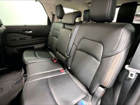 Used 2023 Nissan Pathfinder SL AWD/4WD image 32