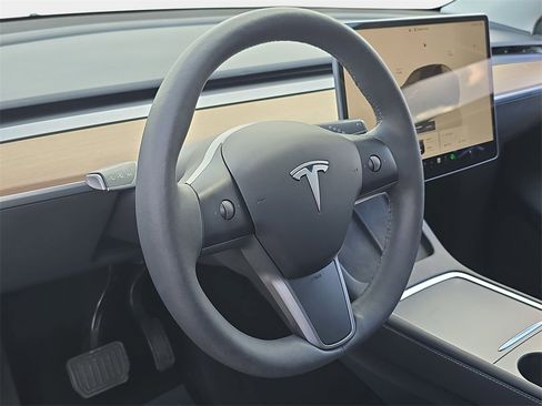 Used 2023 Tesla Model Y Long Range image 19