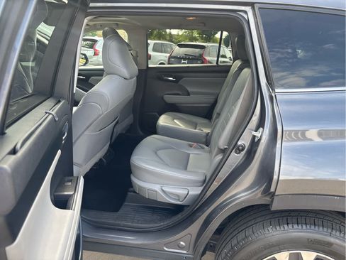Used 2020 Toyota Highlander XLE AWD/4WD image 21