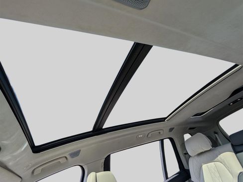 Used 2023 BMW X7 M60i image 21