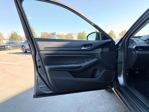 Used 2024 Nissan Altima 2.5 SV image 10