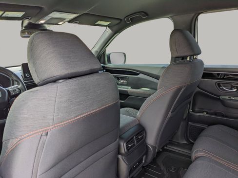 Used 2025 Honda Pilot Sport image 17