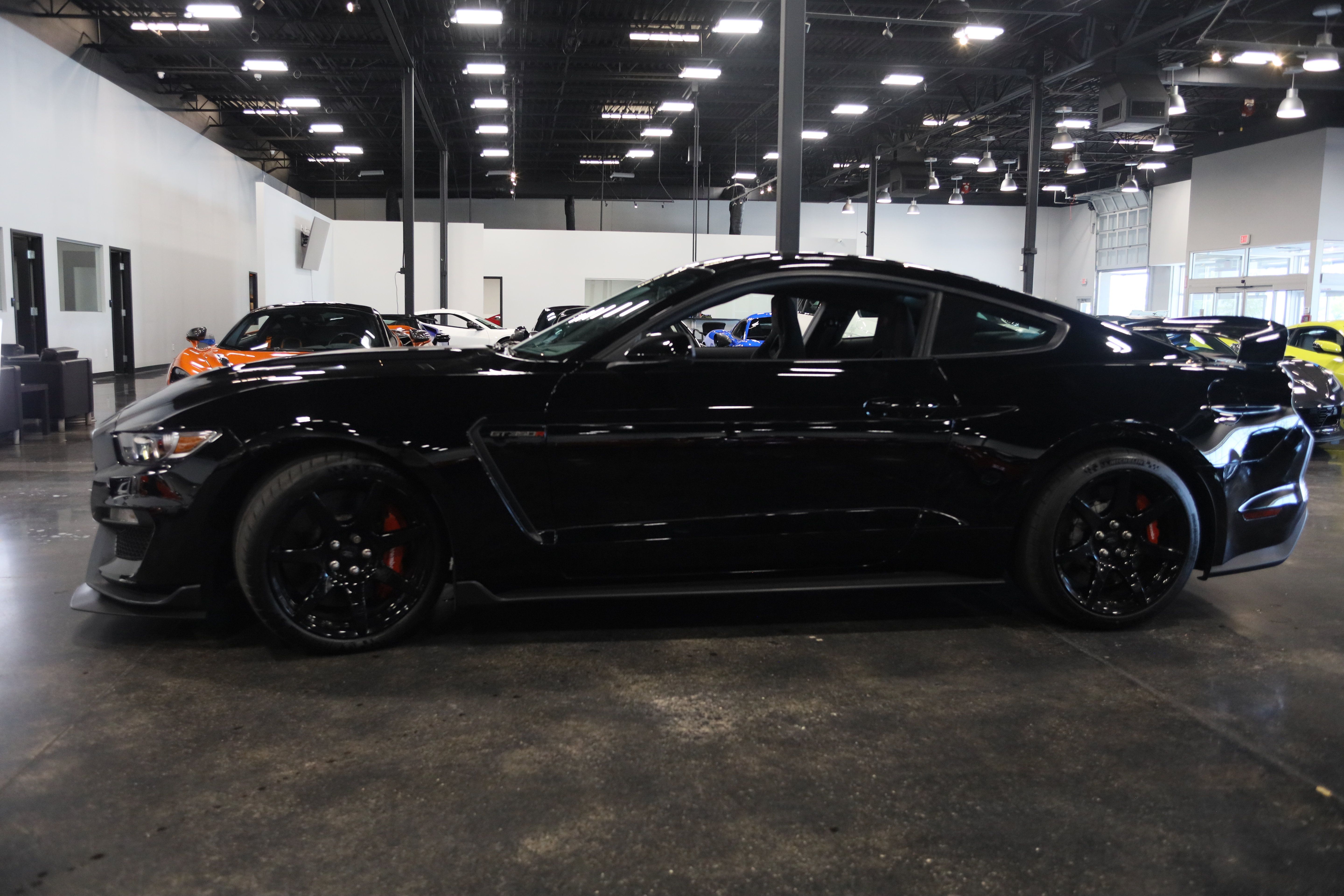 Used 2017 Ford Mustang Shelby GT350R w/ GT350R Equipment Group 920A RWD image 9