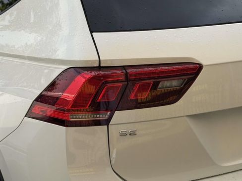 Certified 2022 Volkswagen Tiguan SE R-Line AWD/4WD image 11