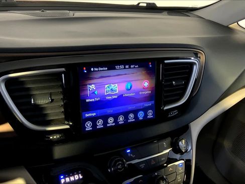 Used 2017 Chrysler Pacifica Touring image 28