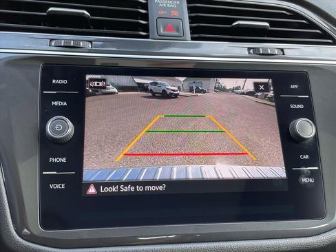 Used 2022 Volkswagen Tiguan SE image 19