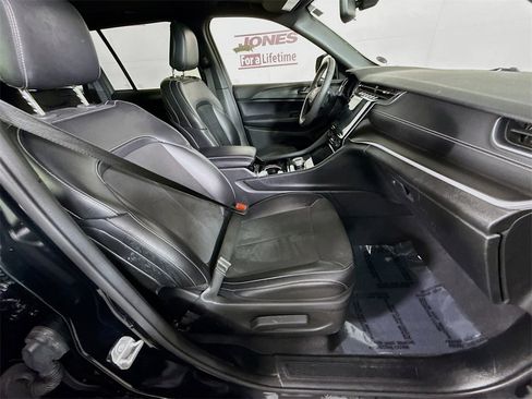 Used 2023 Jeep Grand Cherokee Altitude image 31