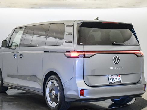 Used 2025 Volkswagen ID. Buzz Pro S RWD image 2