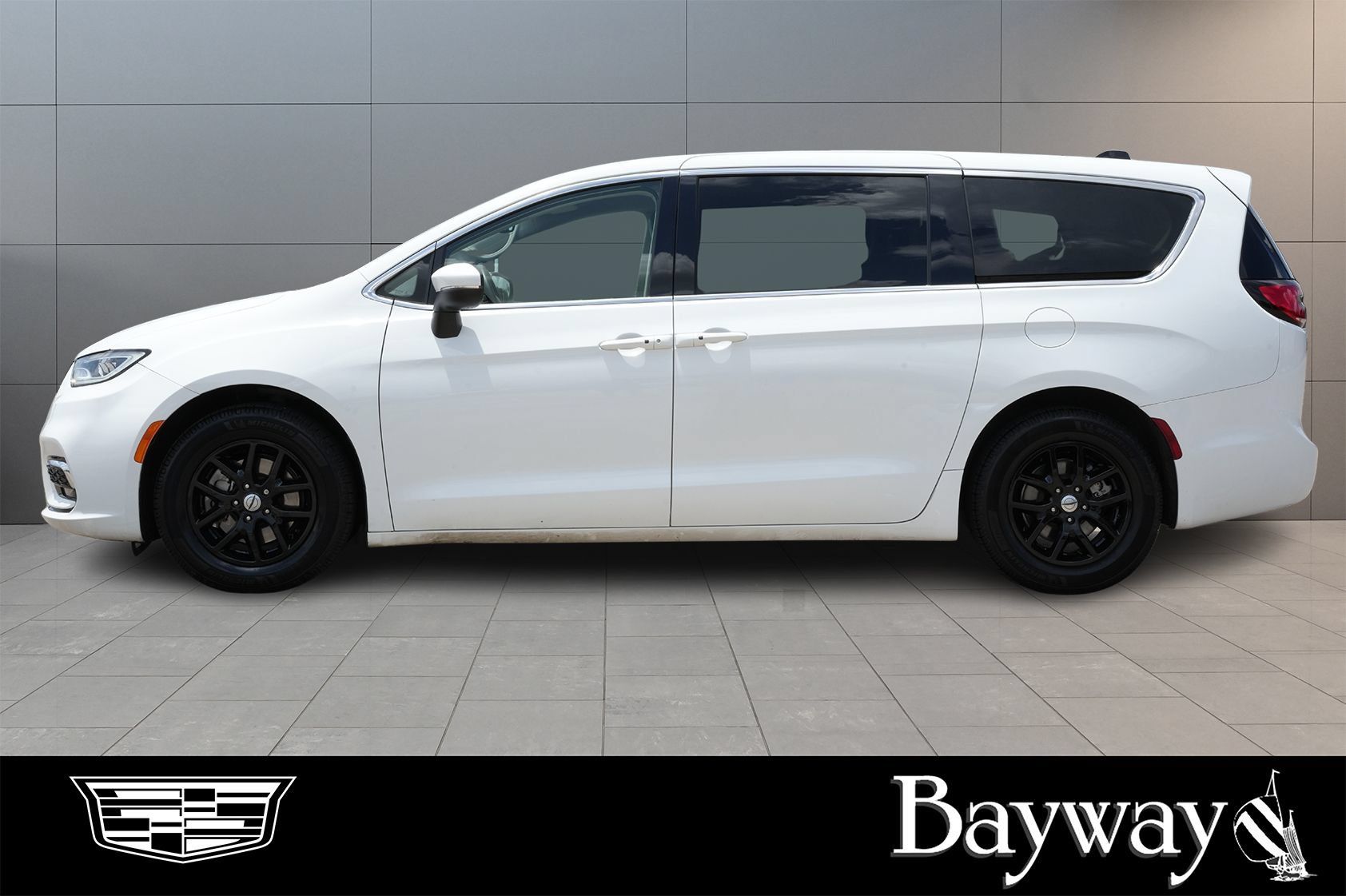 Used 2023 Chrysler Pacifica Touring-L FWD image 5