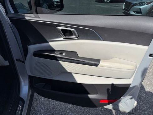 Used 2023 Kia Carnival LX image 16