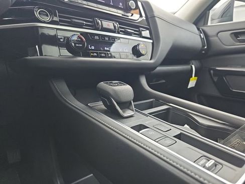 Used 2024 Nissan Pathfinder SV w/ SV Premium Package image 35